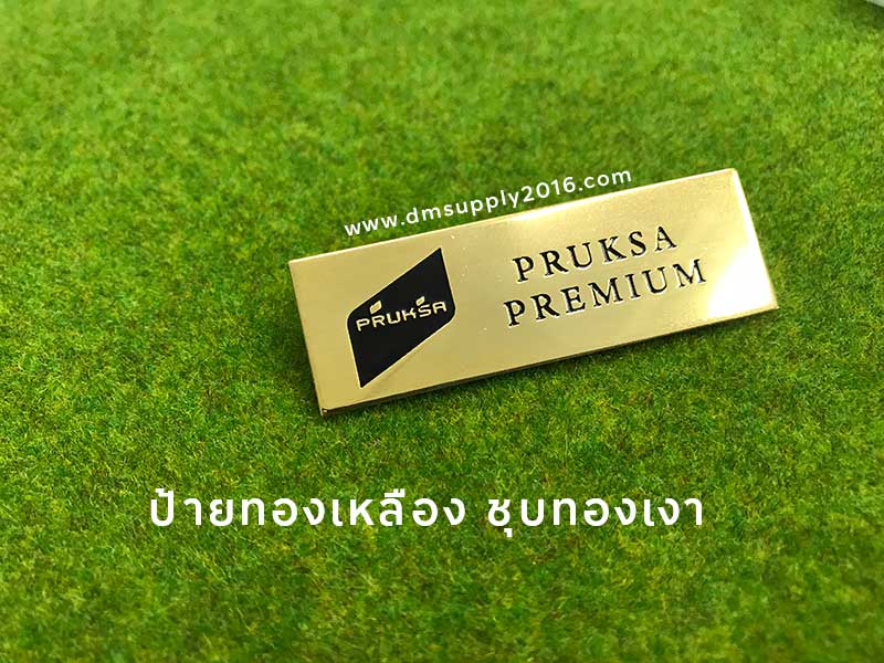 ด้านหลังป้ายชื่อทองเหลือง แสดงตัวล็อกแบบแม่เหล็กแรงดึงสูง ไม่ทำลายเนื้อผ้าชุดยูนิฟอร์ม